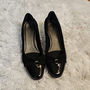 Aravon By;‎ New Balance Black Suede Patent Leather Cap Toe Kitten Shoes, 10